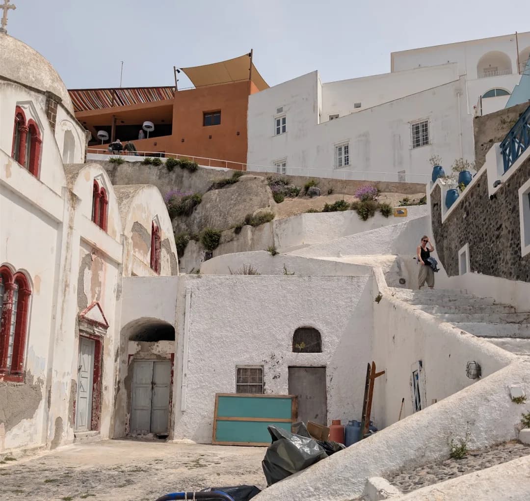 Kalkweiße Häuser und Treppen in Finikia auf Santorini — der Ort, aus dem Elena schreibt