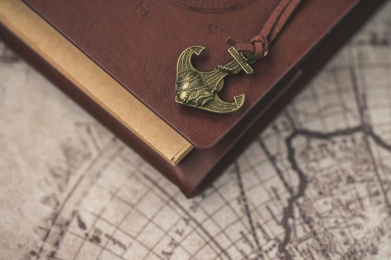 Notizbuch und Fundstücke aus der Geschichte